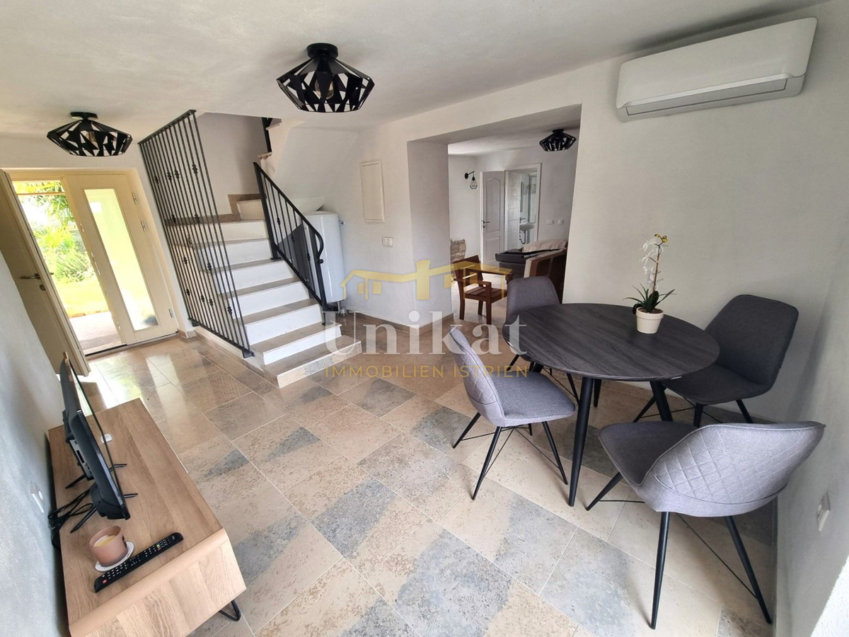 Renovirana kamnita hiša s bazenom 3 km od morja